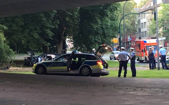 Auf dem Foto ist unter anderem das Unfallauto zu sehen. Die komplette Front ist durch den Unfall eingedrückt.