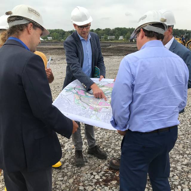 Verantwortliche betrachten die Sanierungspläne für das Gelände