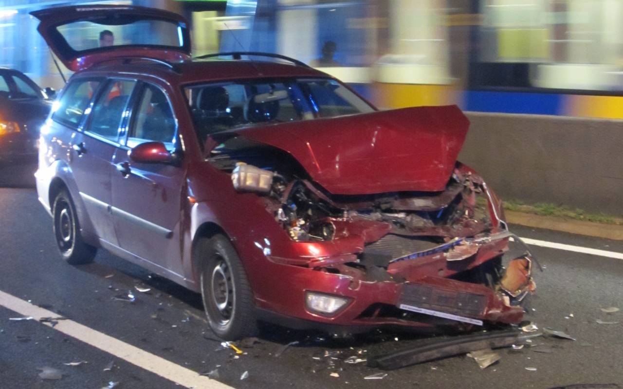 Ein roter Kombi mit komplett zerbeulter Front ist auf dem Bild. Der Wagen krachte ungebremst in ein Stauende.