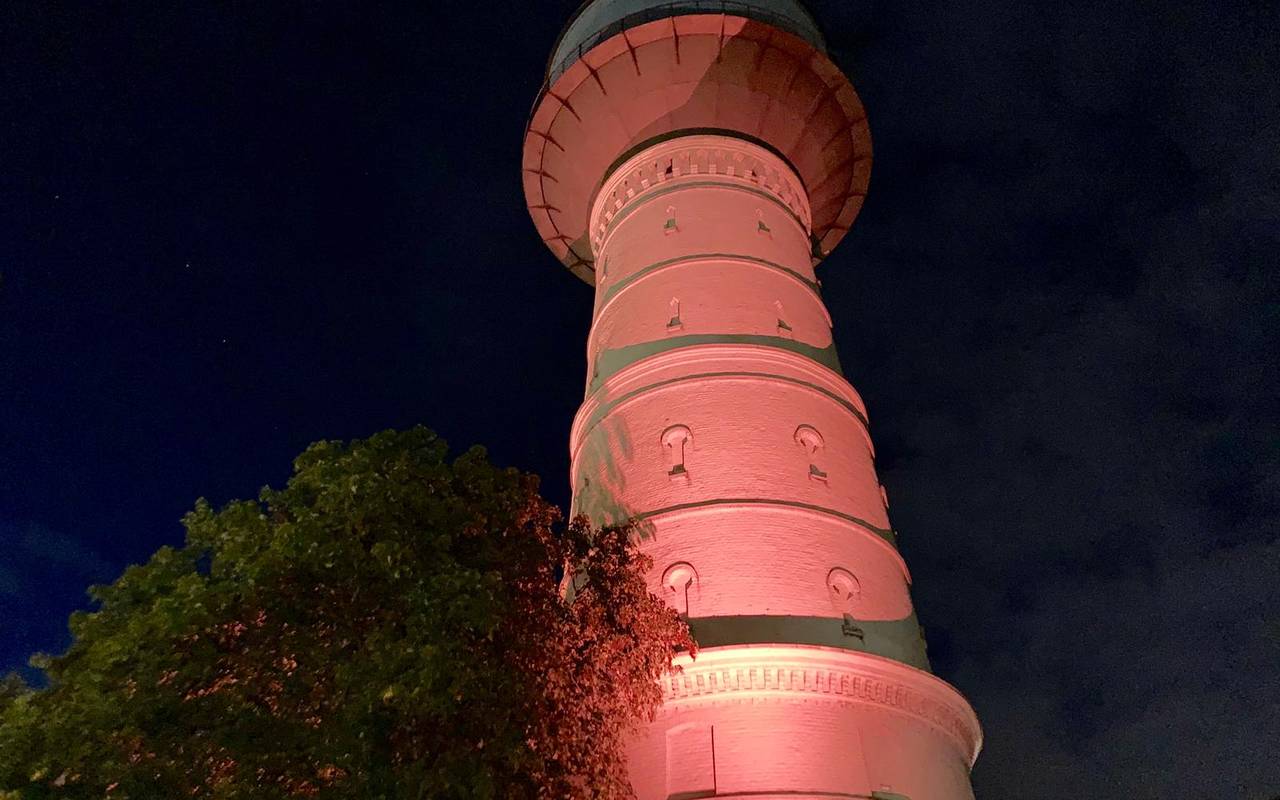 Der Frintroper Wasserturm leuchtet.