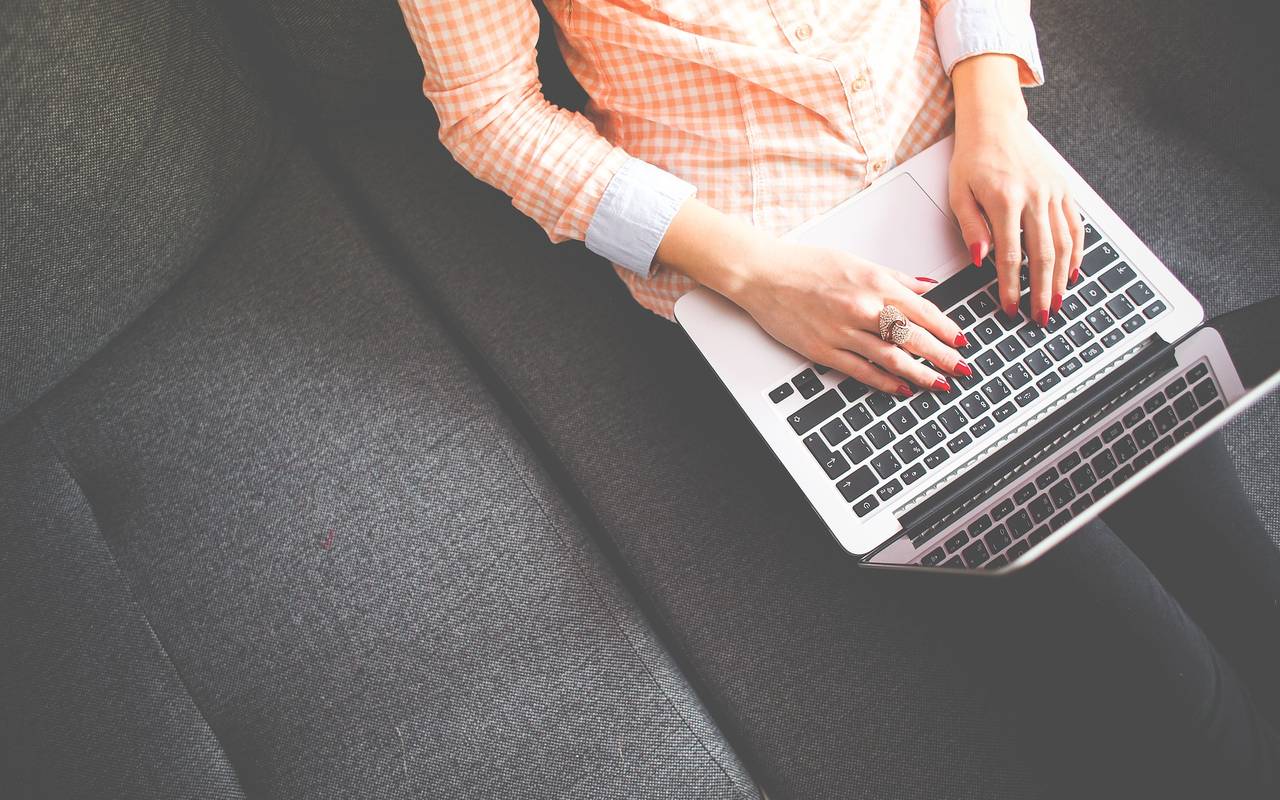 Studentin tippt auf Laptop