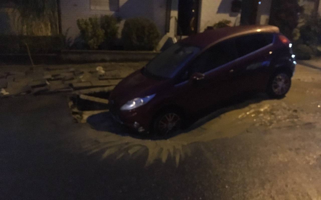Das Bild zeigt einen Kleinwagen, der mit der Vorderachse in der Straße eingesackt ist.