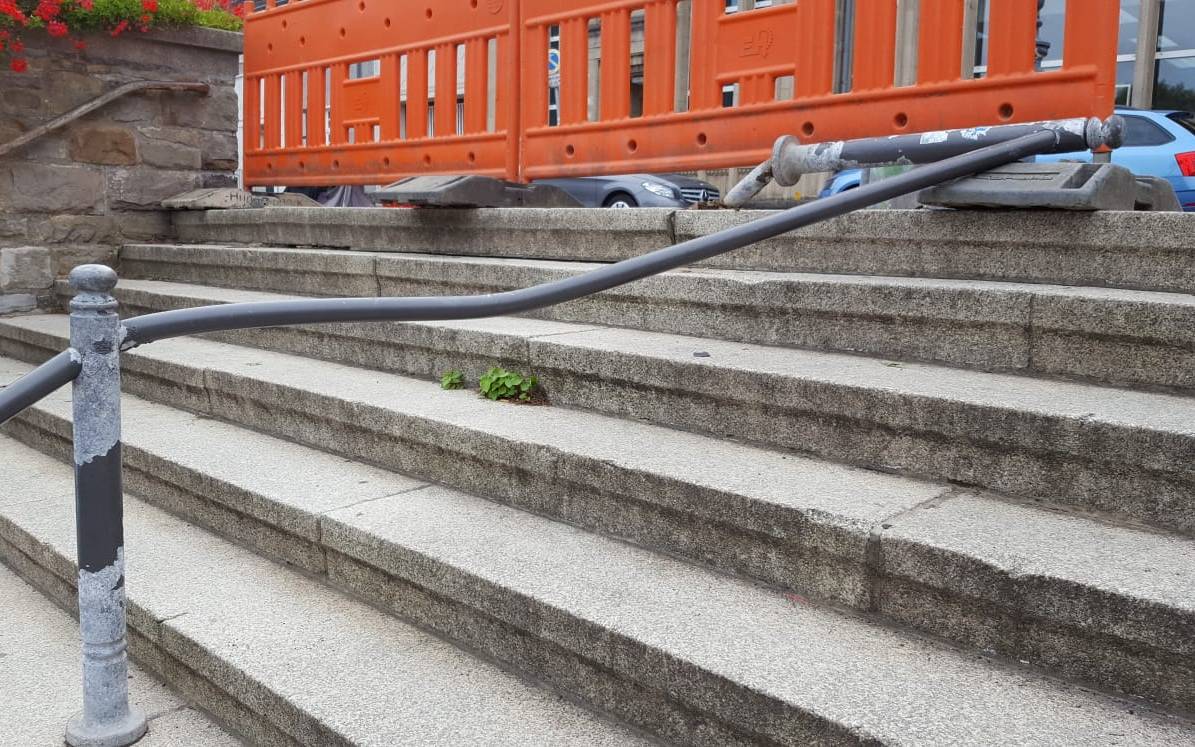 Auto fährt Treppe herunter in Essen-Margarethenhöhe, ein Treppengeländer ist kaputt