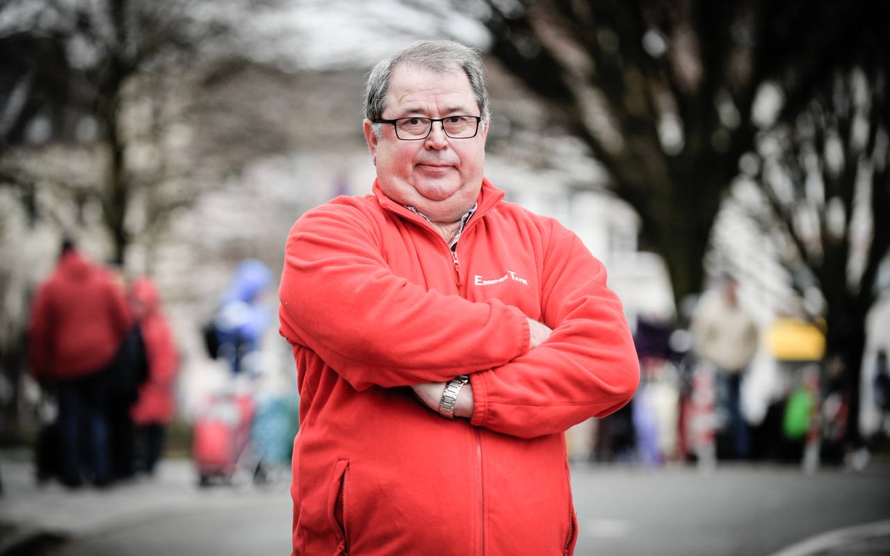 Jörg Sartor steht mit verschränkten Armen an der Steeler Straße. Dort ist auch die Essener Tafel.
