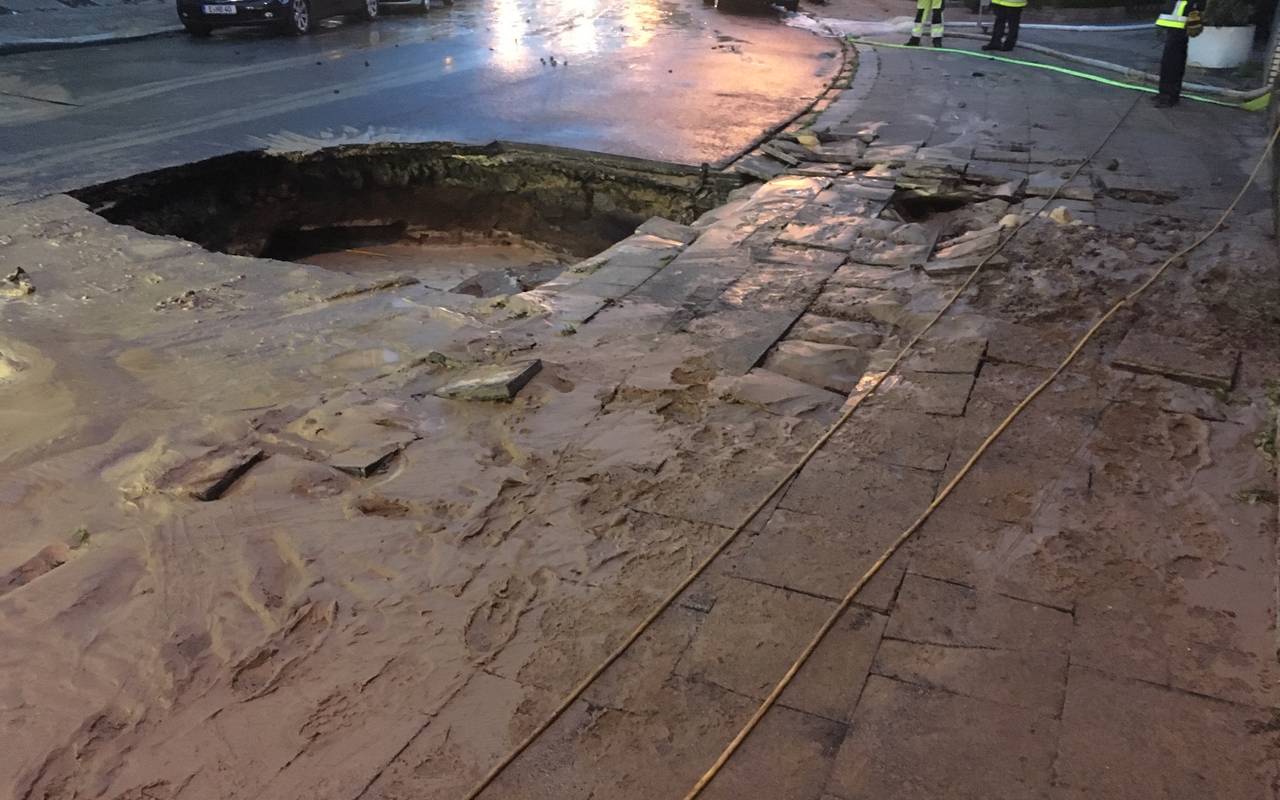 Das Loch in der Straße ist ca. 30 cm tief und etwa einen Quadratmeter breit.