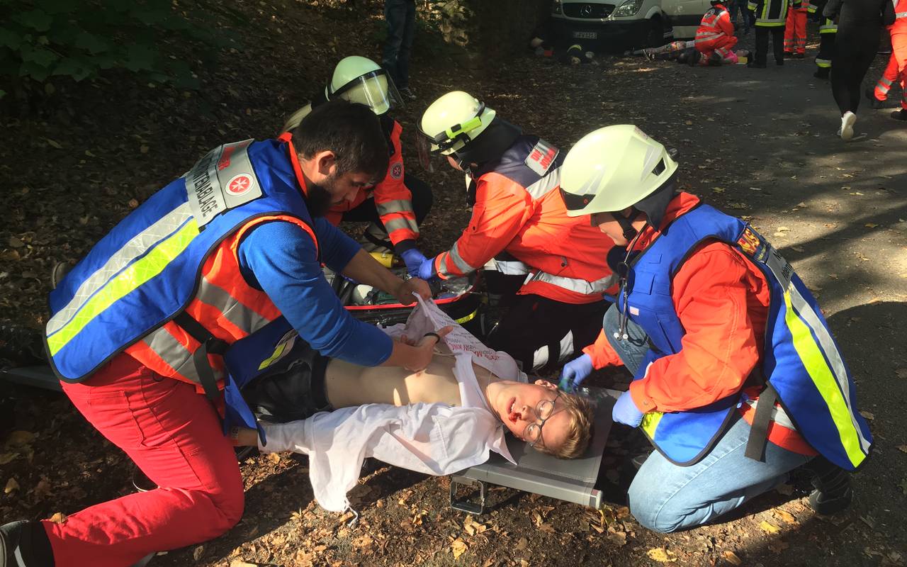 Medizinstudenten üben den Notfall in Essen