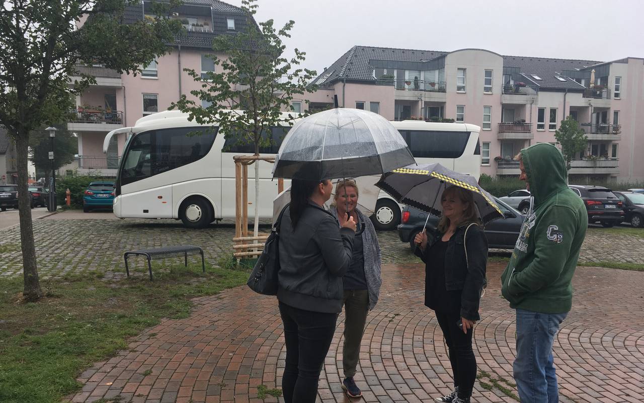 Vor der Albert-Einstein-Realschule in Rellinghausen steht der kaputte Bus.