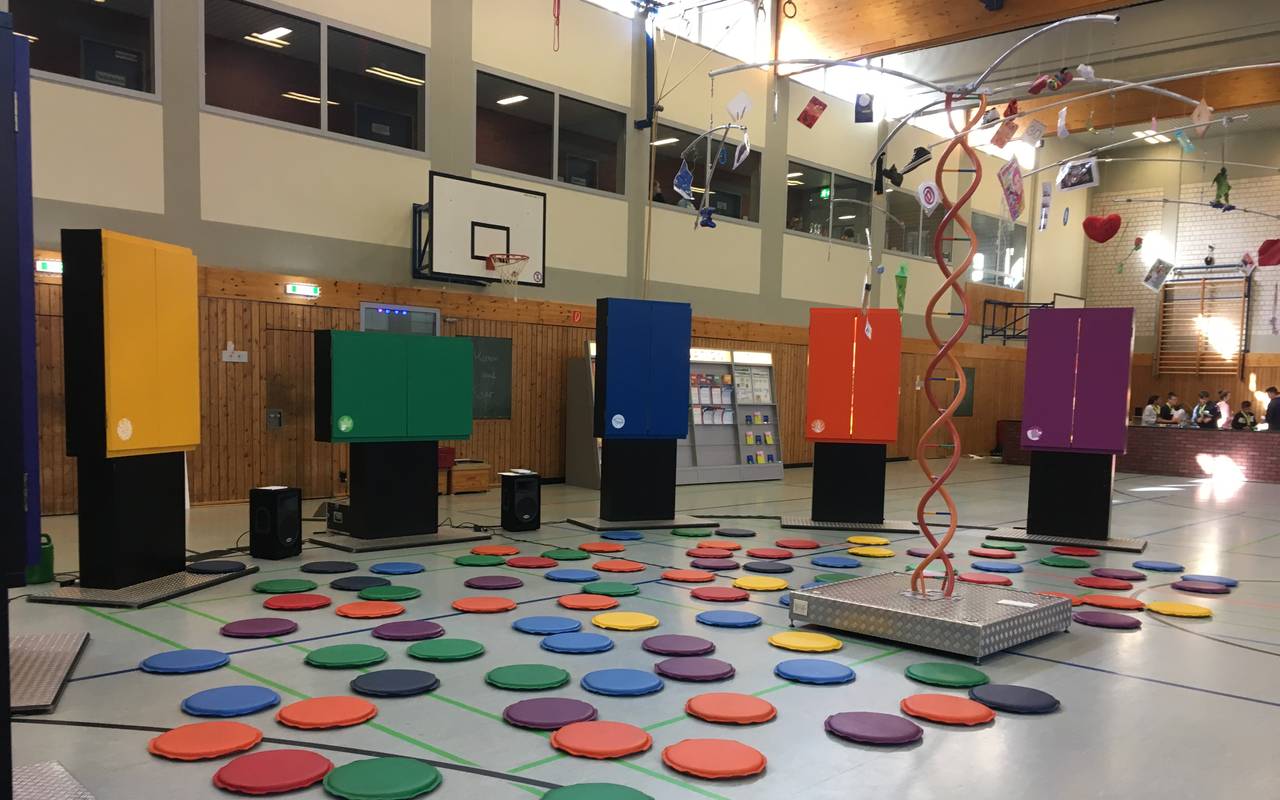 Eine Turnhalle mit einem Parcour für Jugendliche. Hier sollen sie entscheiden, welcen Beruf sie mal machen wollen.