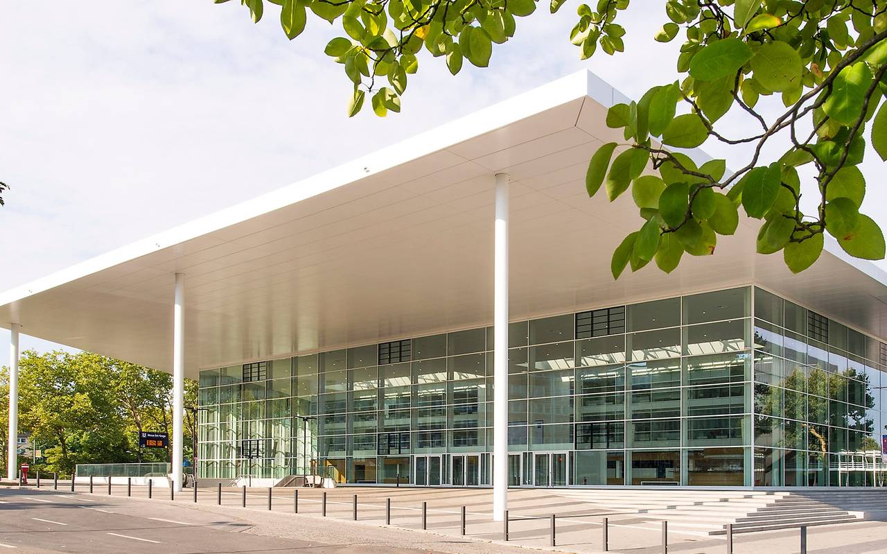 Die neu umgebaute Messe Essen in Rüttenscheid mit großen offenen Glasfoyer.