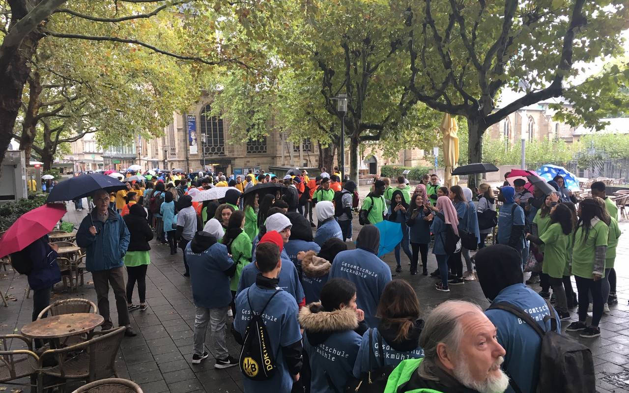 Schüler in bunten T-Shirts auf der Kettwiger Straße in Essen
