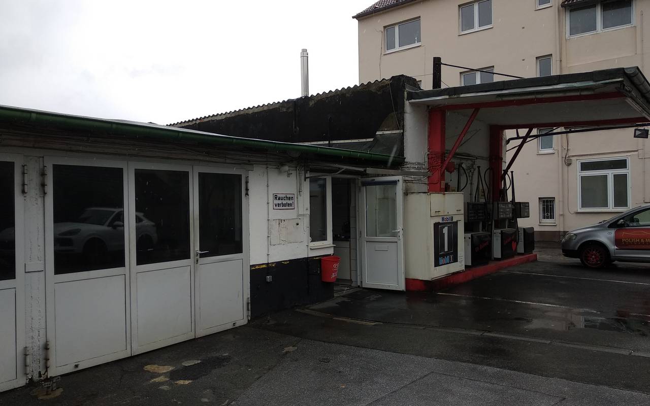 Heruntergekommene Tankstelle