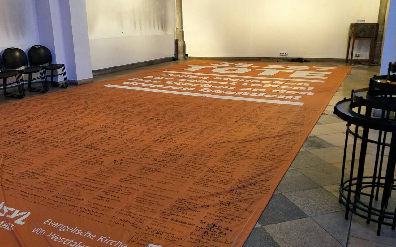 Auf dem Banner in der Marktkirche in der Innenstadt stehen die Namen vieler ertrunkener Flüchtlinge.