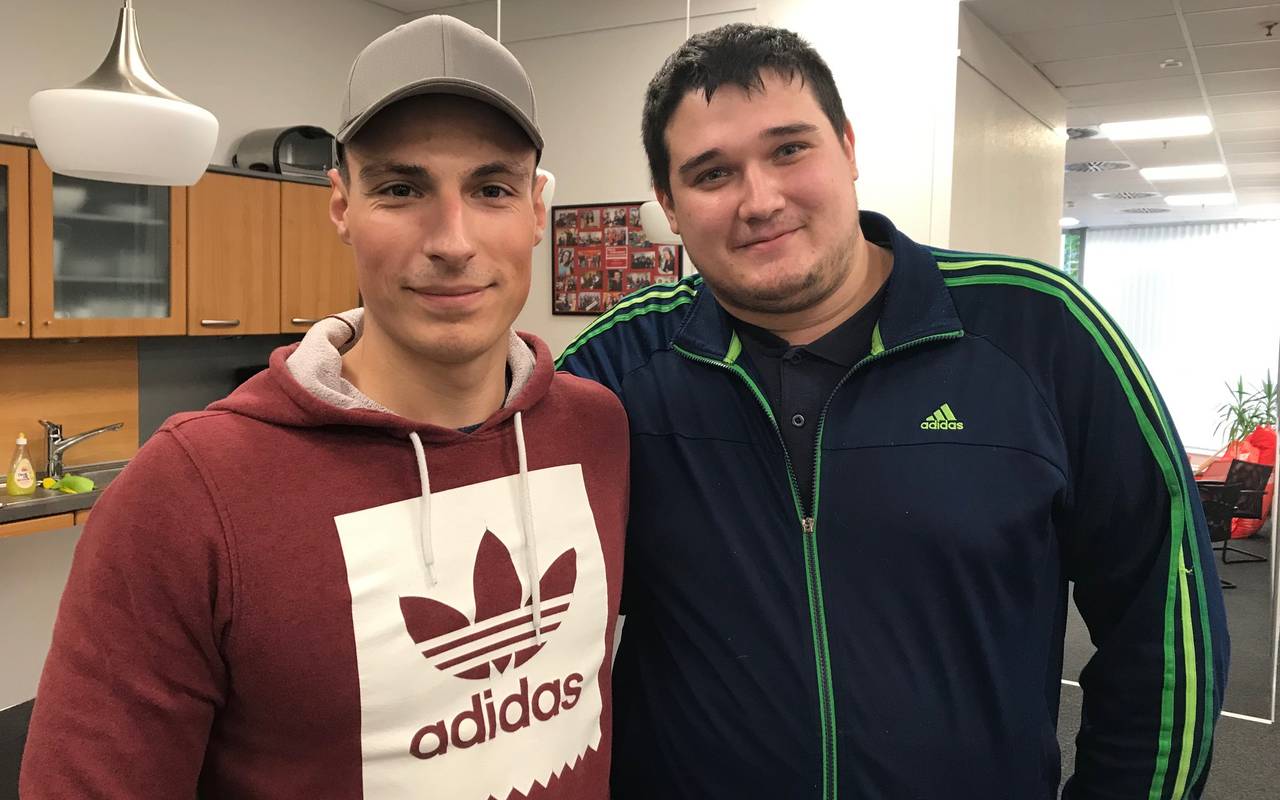 Justin aus Essen-Kray (links) und sein Kumpel hatten das verlorene Auto in Rüttenscheid gefunden.