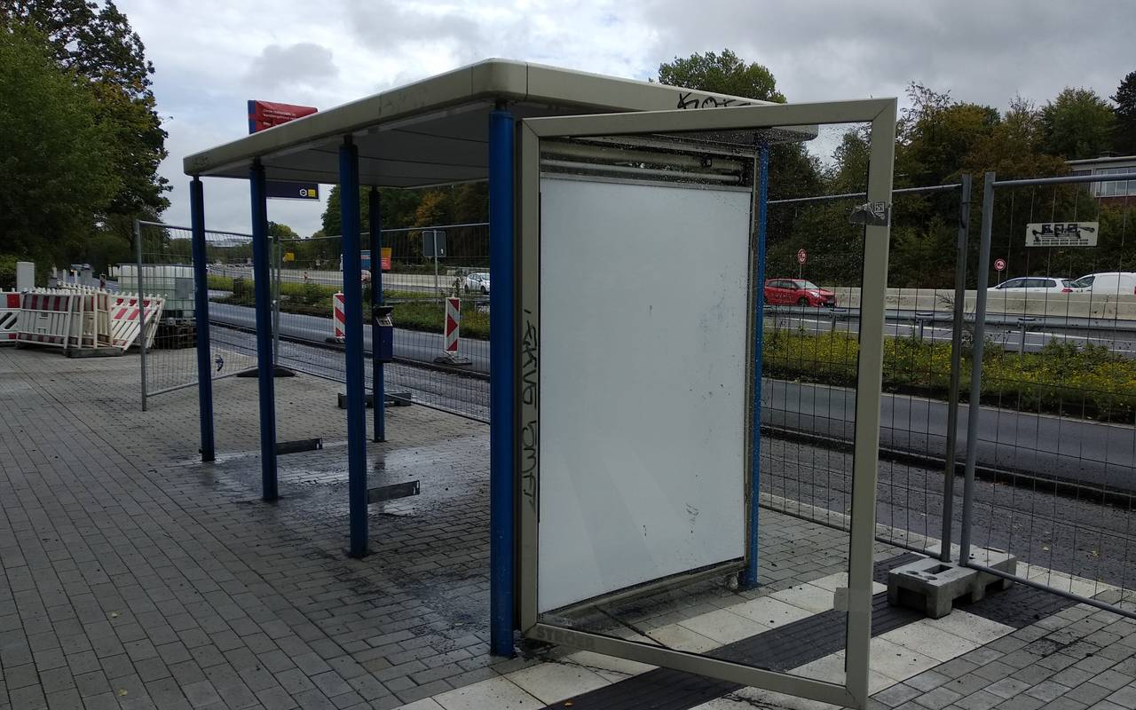 Zaum um ein Haltestellenhäuschen