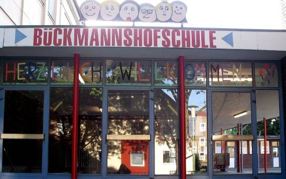 Das Bild zeigt den Eingangsbereich der Bückmannshofschule in Altenessen.