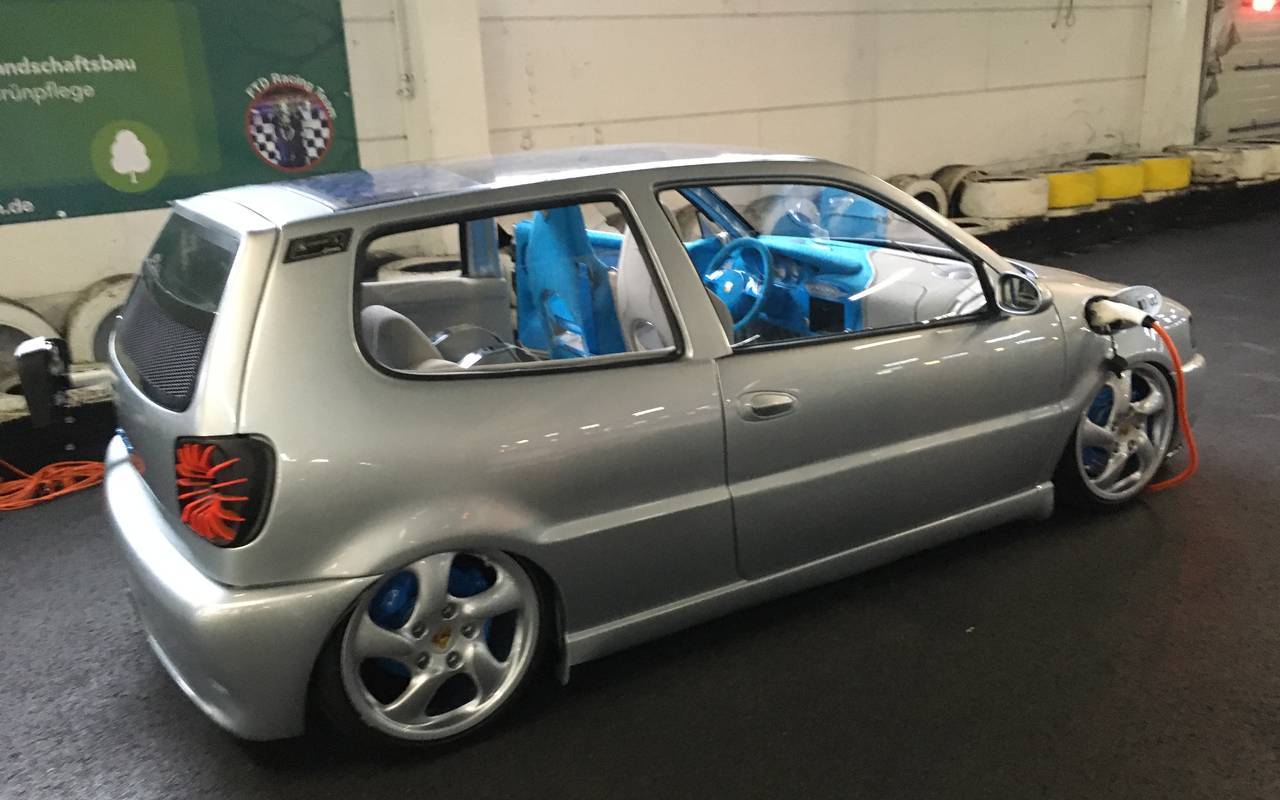 Ein VW Polo mit sichtbar blauem Innenleben