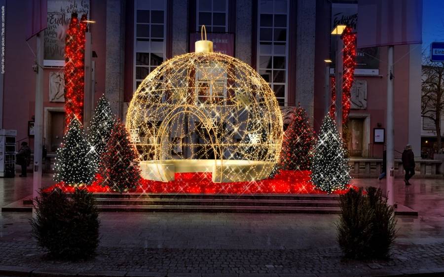 Die Christbaumkugel leuchtet zu den Lichtwochen in Essen vor dem Grillo-Theater.