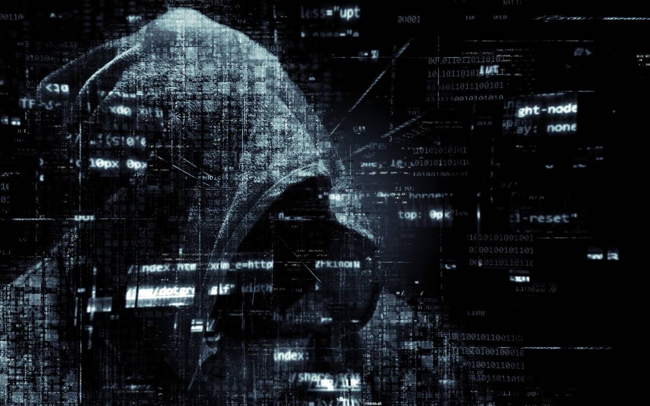 Unbekannter in Kapuzenpulli vor einem binären Zahlencode: Thema Hacker bei Radio Essen
