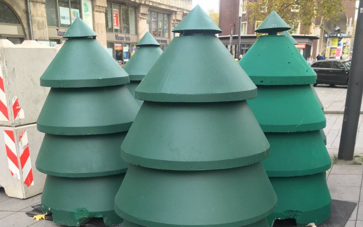 Grüne Betontannen auf dem Weihnachtsmarkt