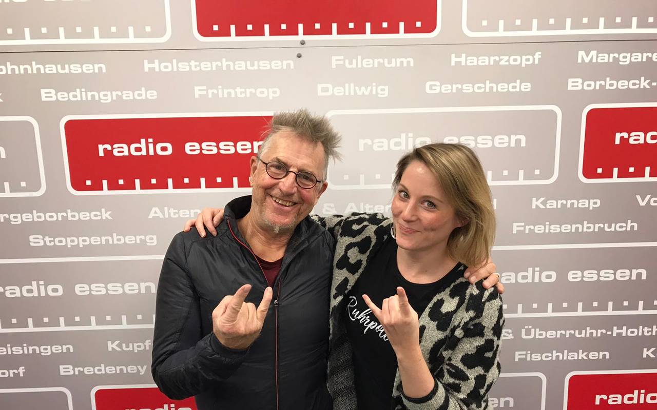 Ein Mann und eine Frau lächeln in die Kamera