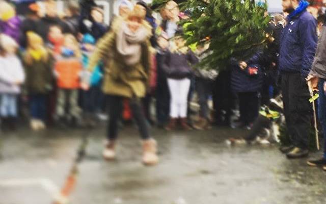 Weihnachtsbaum-Weitwurf-Meisterschaft in Rüttenscheid