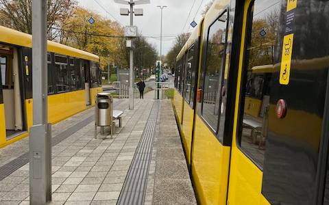 Eine Straßenbahn an einer Halstestelle