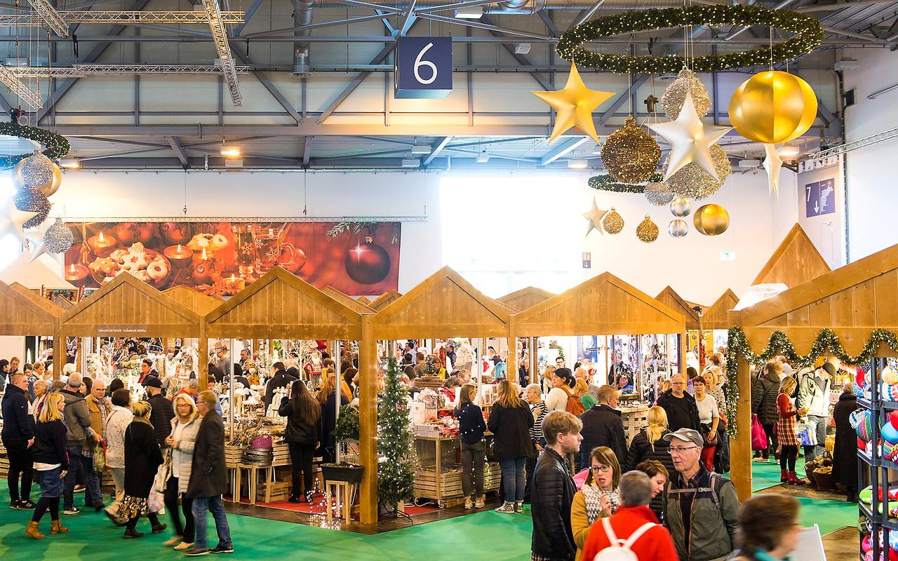 Die "Christmastown" sah ein bisschen aus wie ein kleiner Weihnachtsmarkt. Auf der Bühne gab es vorweihnachtliches Programm.