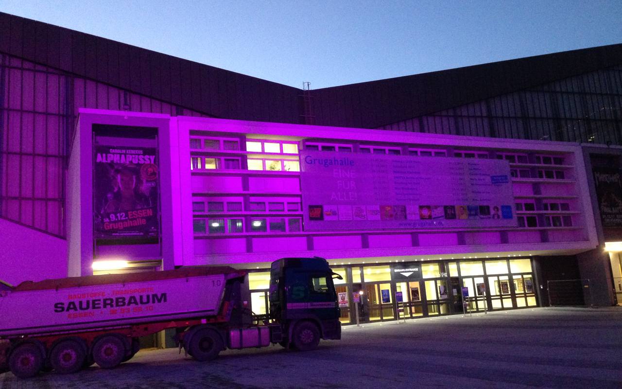 Die Grugahalle leuchtet lila