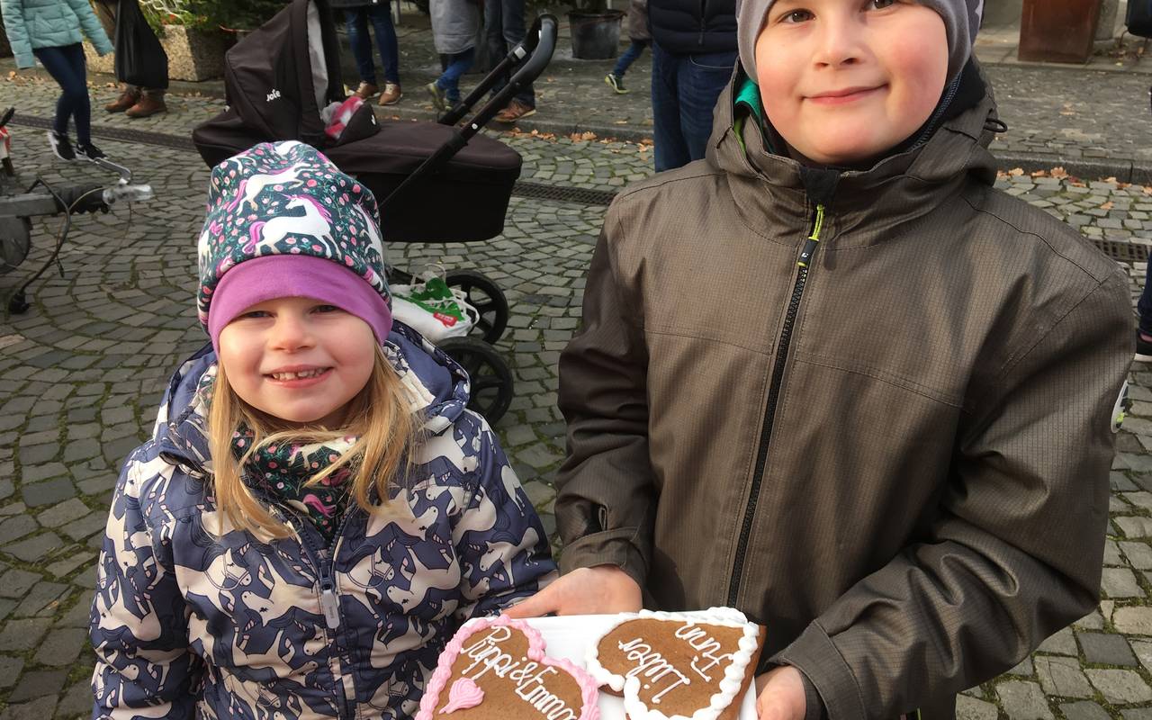 Finn und Emma aus Horst schenken ihren Eltern die Lebkuchenherzen.