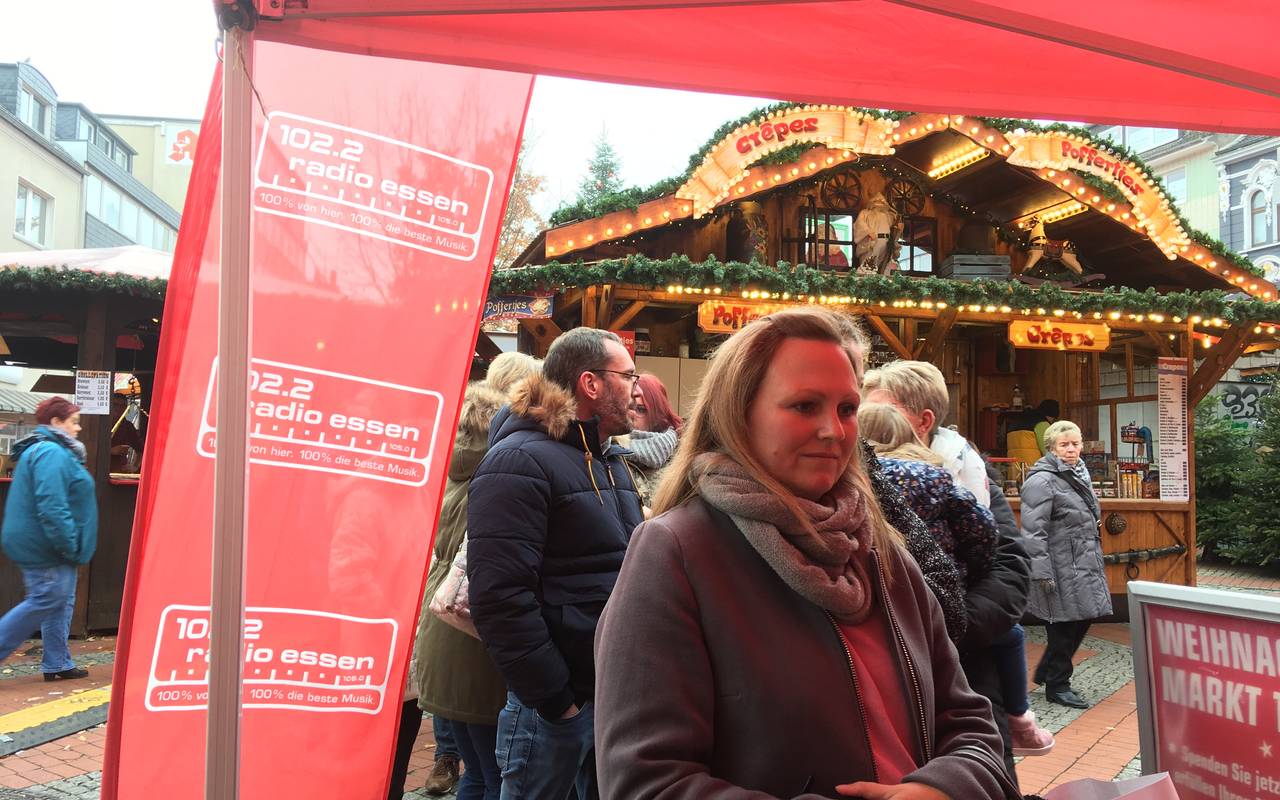 Die Schlange auf dem Kaiser-Otto-Platz am Radio Essen Zelt ging bis zur Wurstbude auf der anderen Seite.