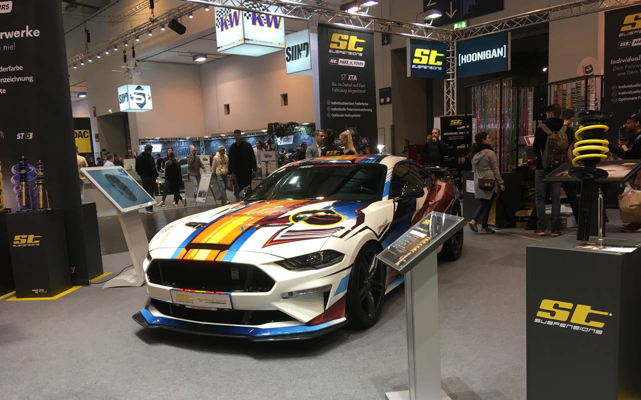 Gewinde und Federn werden angbeoten, um die Autos tiefer zu legen.