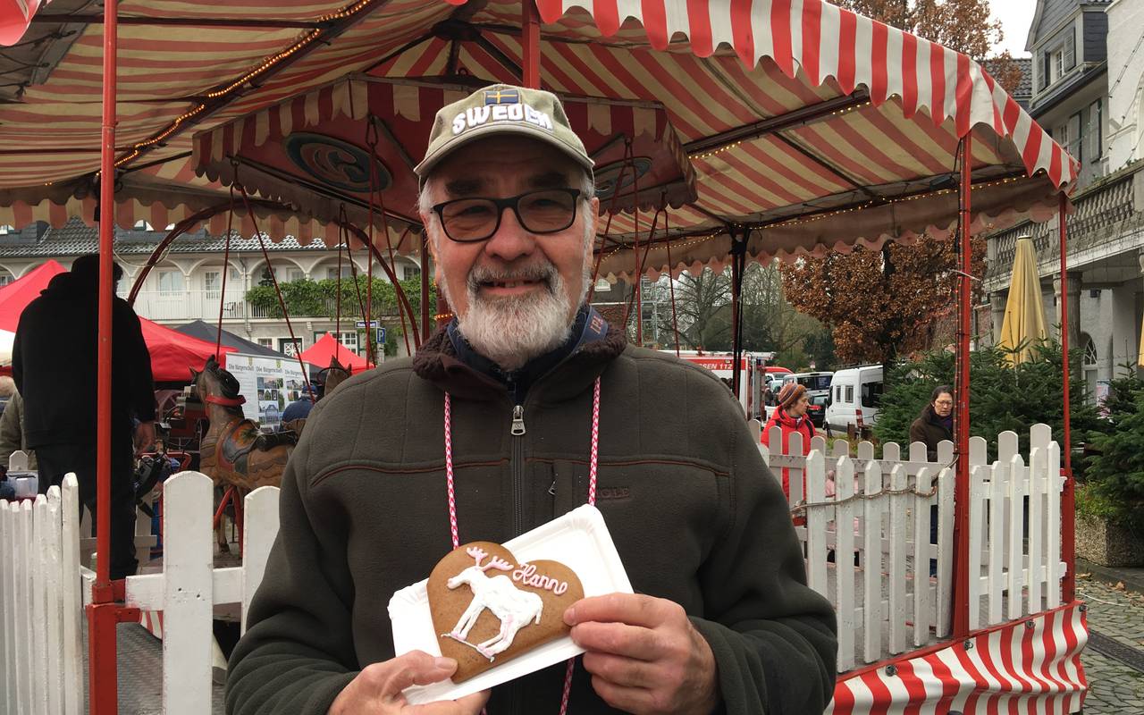 Hans überrascht seine Frau mit einem Elch-Lebkuchenherz.