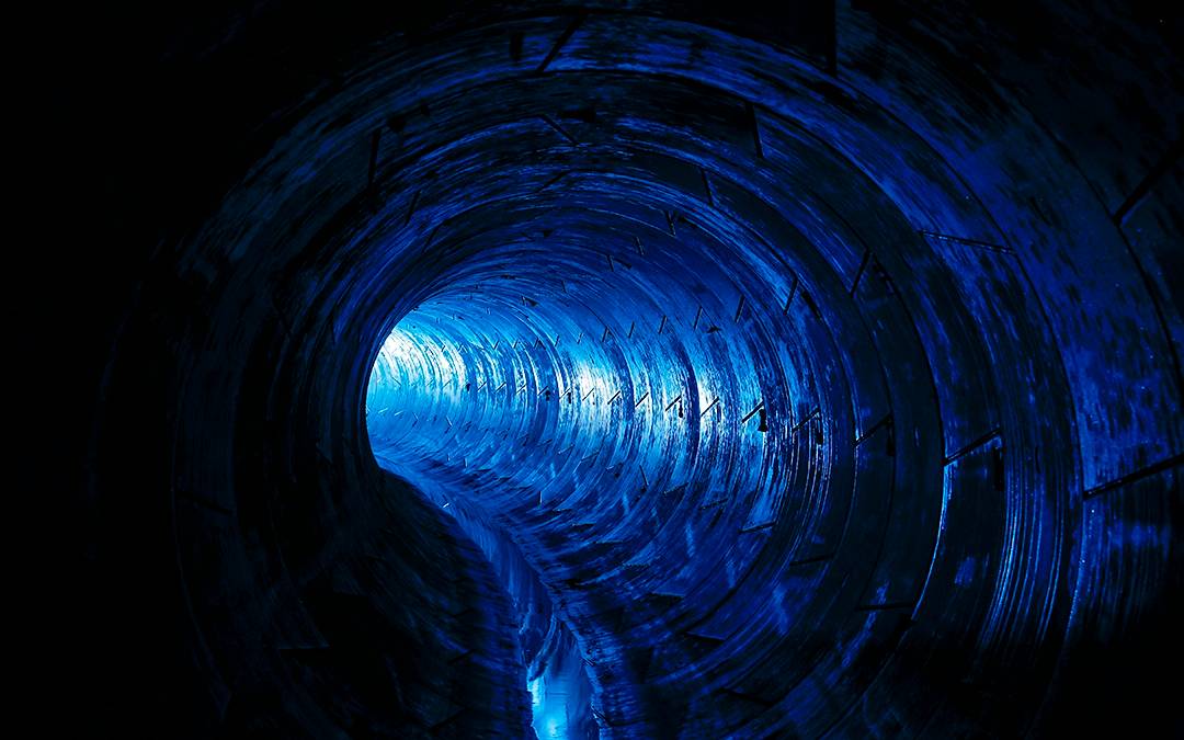 Großes Rohr von innen, blau beleuchtet