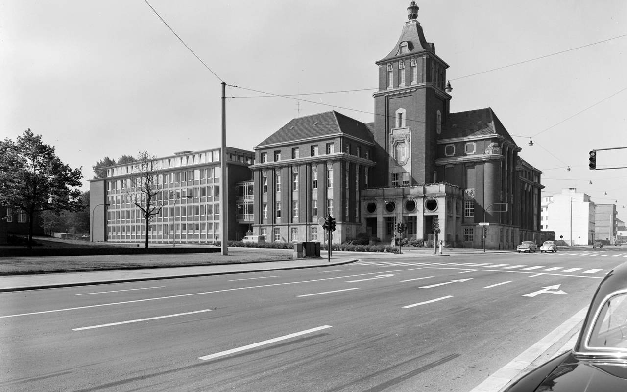 Großes Haus mit Turm; schwarzweiss