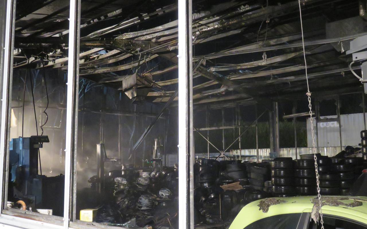 Ausgebrannte Halle mit Reifen in Essen-Kettwig