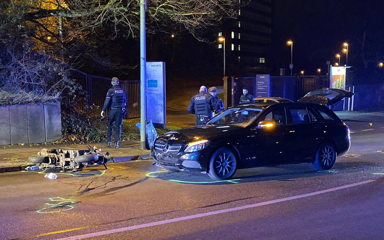 Das Foto zeigt den Unfallort. Der Roller liegt am Boden, das Auto ist nur an der Front beschädigt.