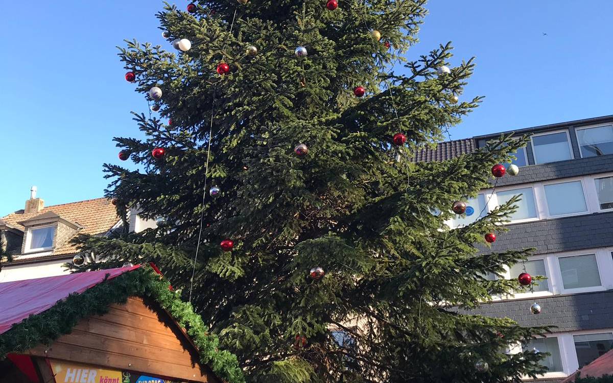 Die drehende Tanne steht auf dem Weihnachtsmarkt in Essen-Steele.