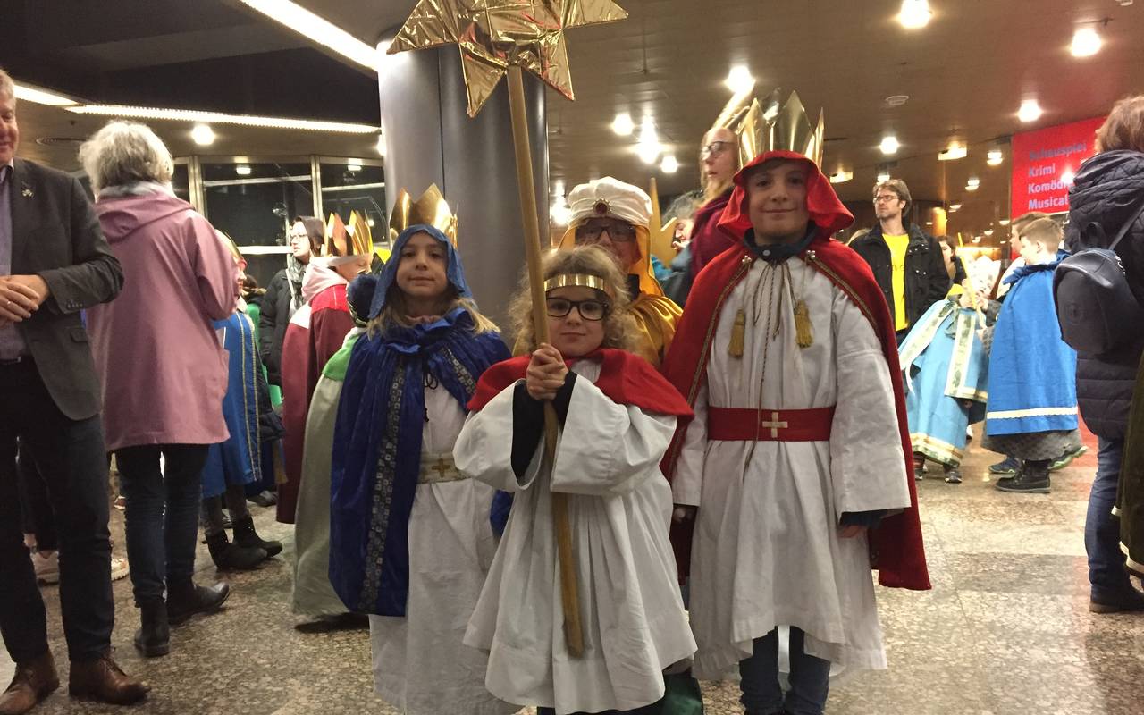Sternsinger aus Essen-Kray segnen das Rathaus in der Innenstadt.