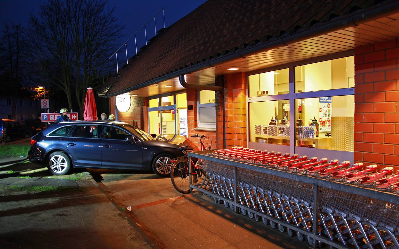 Auto fährt in Bäckerei in Essen-Frillendorf