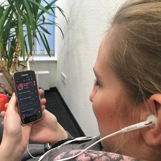 Radio Essen-Moderatorin Larissa Schmitz hört Podcast.
