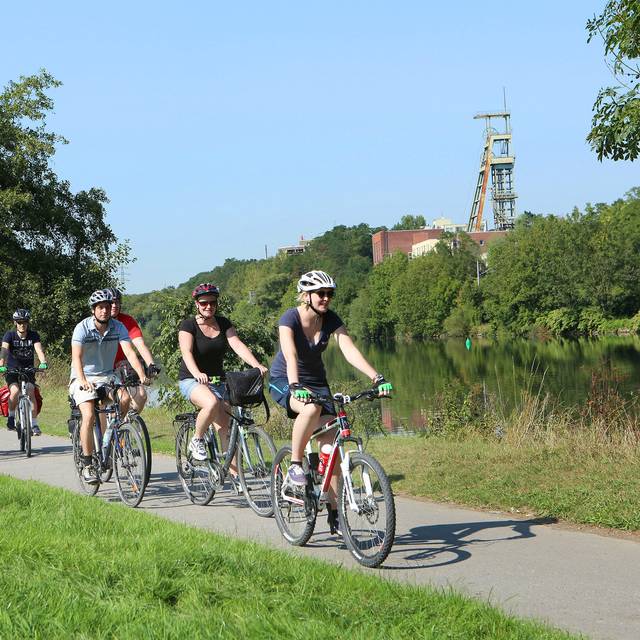 Auf dem Bild radelt eine Gruppe Fahrradfahrer an der Ruhr entlang.