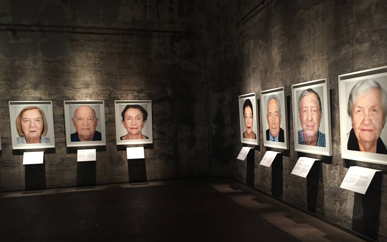 Nur die Gesichter der Überlebenden sind zu sehen, keine Umgebung, keine Ablenkung. Das ist die Spezialität von Martin Schoeller.
