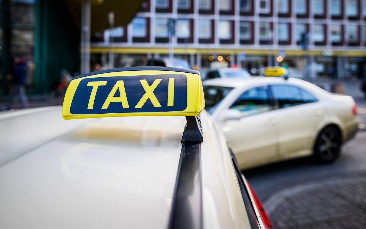 Zwei Taxen warten auf Fahrgäste.