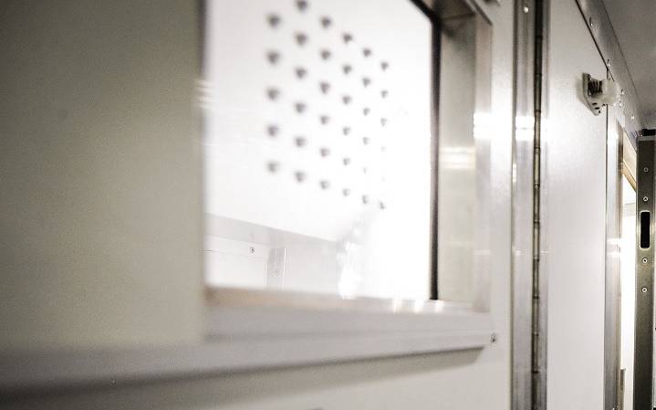 Gefängnistür mit Fenster und Nummer