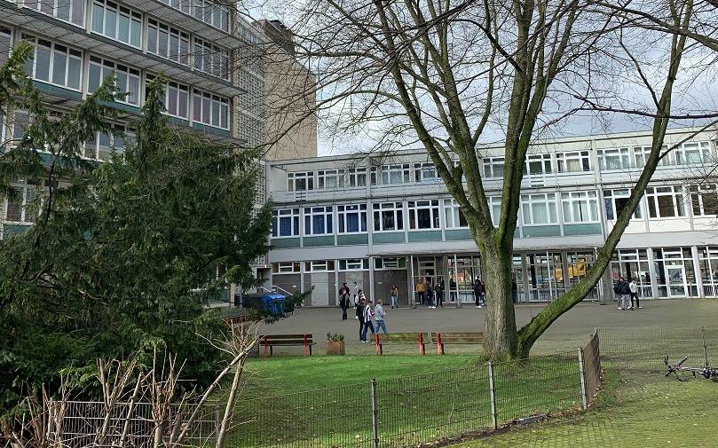 Das Erich-Brost-Berufskolleg in Essen-Altendorf von außen.