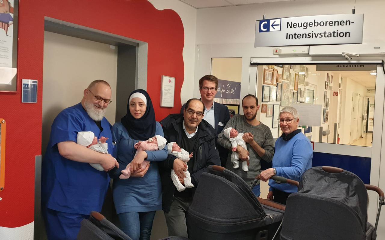 Familie aus Essen mit Vierlingen, geboren im Elisabeth-Krankenhaus in Essen-Huttrop