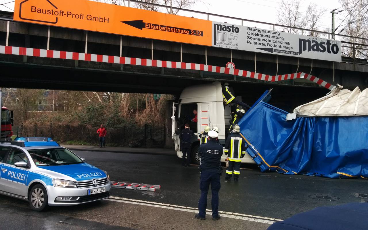 LKW unter der Brücke Elisenstraße in Essen-Frillendorf