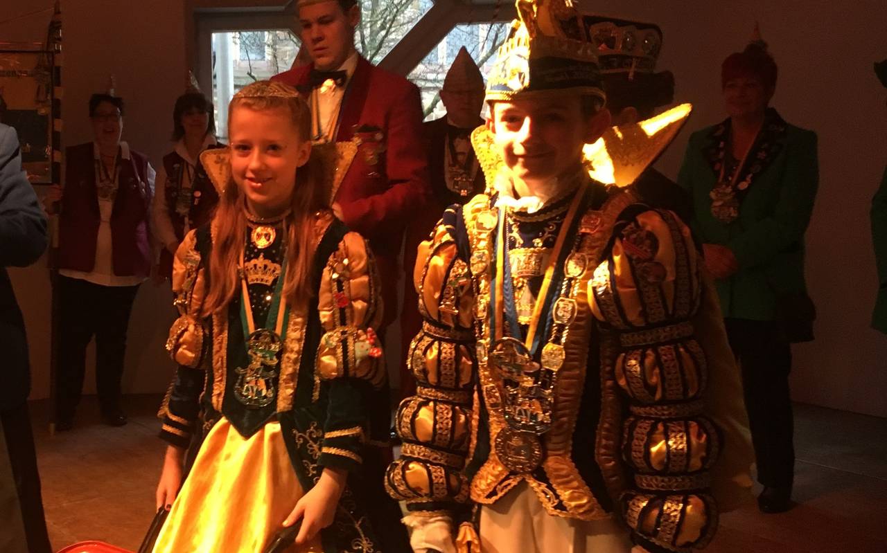 Das Kinderprinzenpaar Jillian-Alica, die Erste und Noah, der Erste beim Karneval in Essen Hesingen