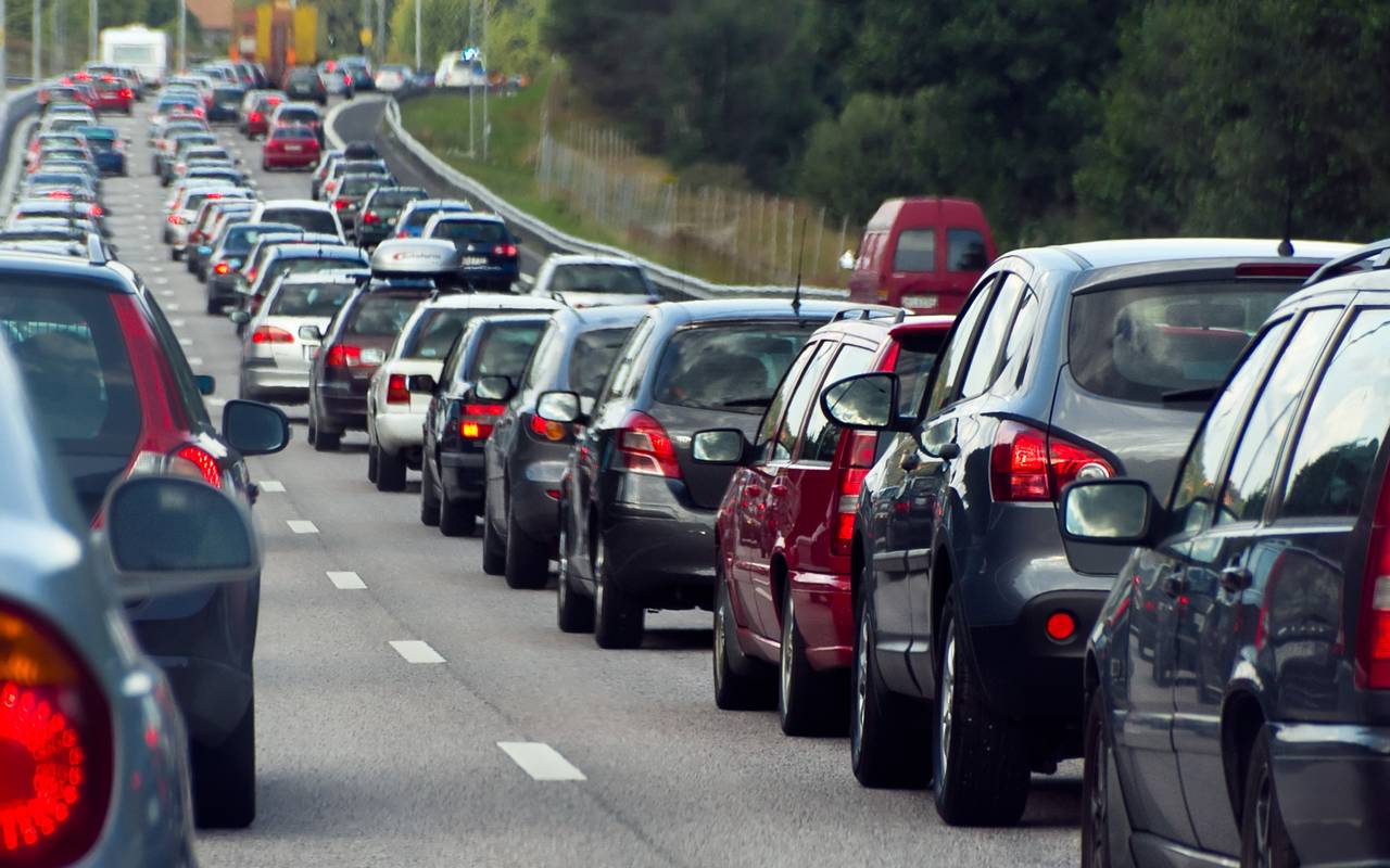 Typisches Bild im Berufsverkehr: Ein Stau mit einer Reihe von Autos (Symbolbild).