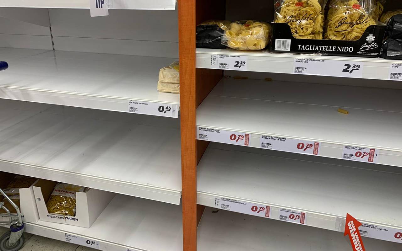 Nudeln sind fast ausverkauft in diesem Supermarkt